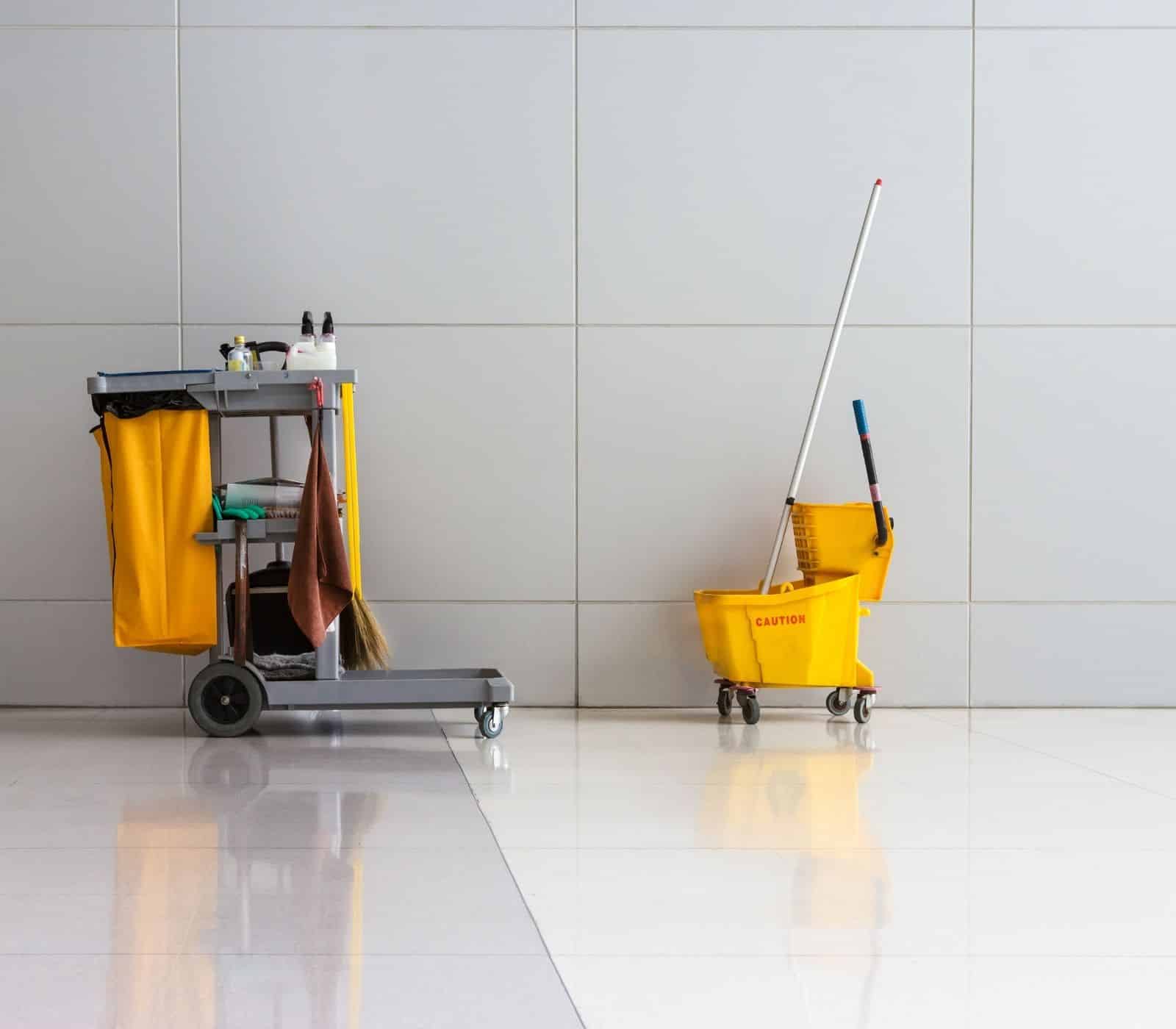 Reinigungswagen im Treppenhaus, Gebäudereinigung für Privat und Gewerbe