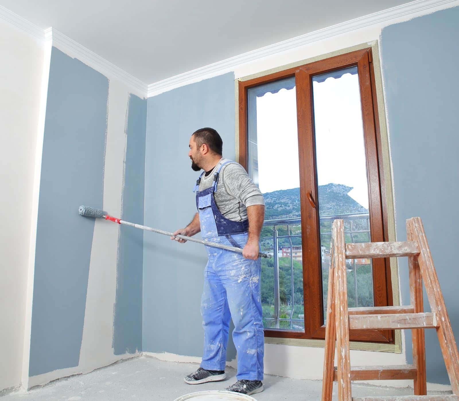 Malerarbeiten an einer Wand, Stelle als Allrounder für Maler und Reparaturen