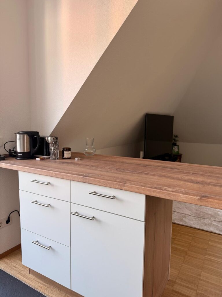 Kuechentheke mit Holzarbeitsplatte und Schubladenunterschrank