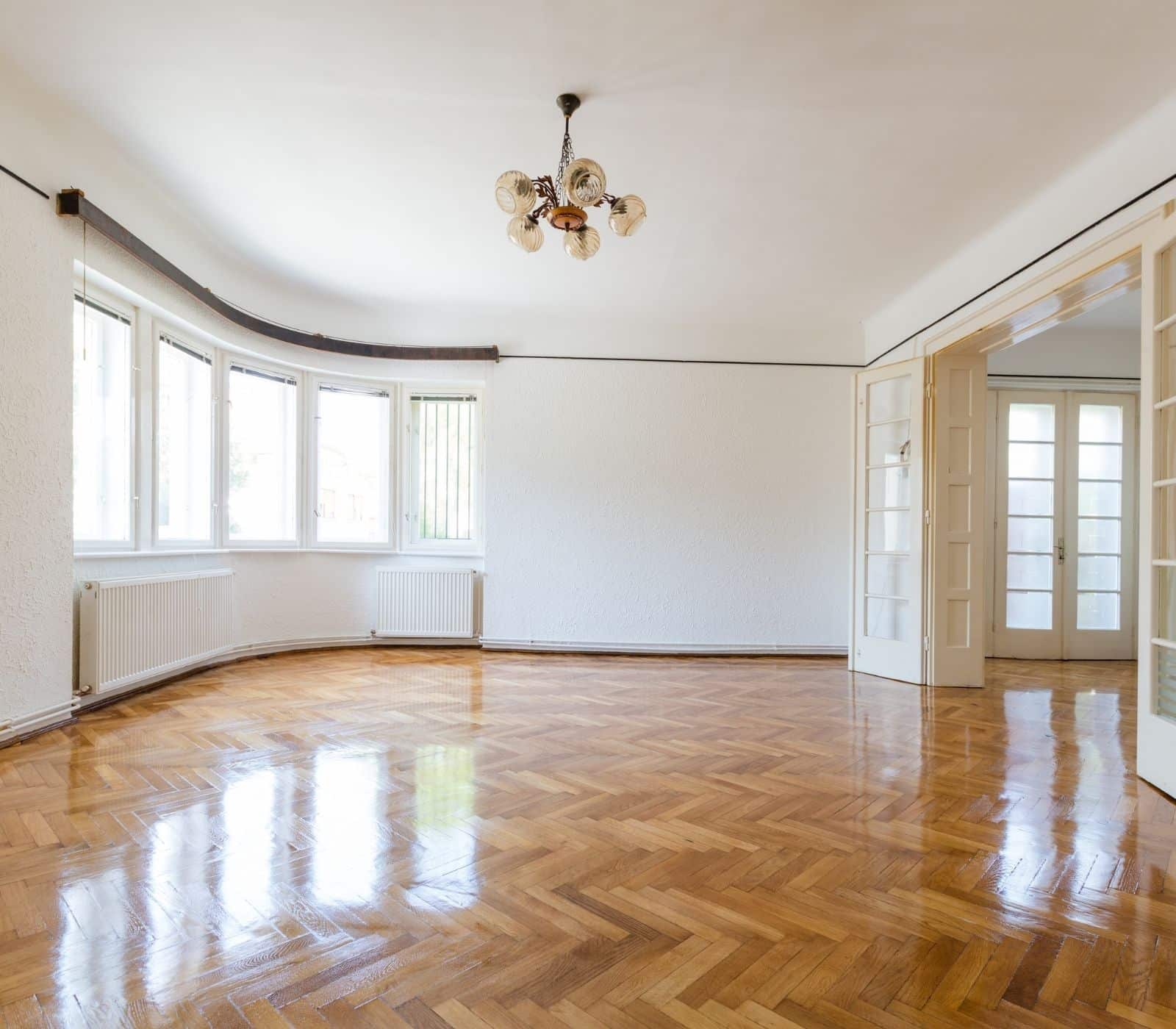 Frisch renovierte leere Wohnung mit Parkettboden